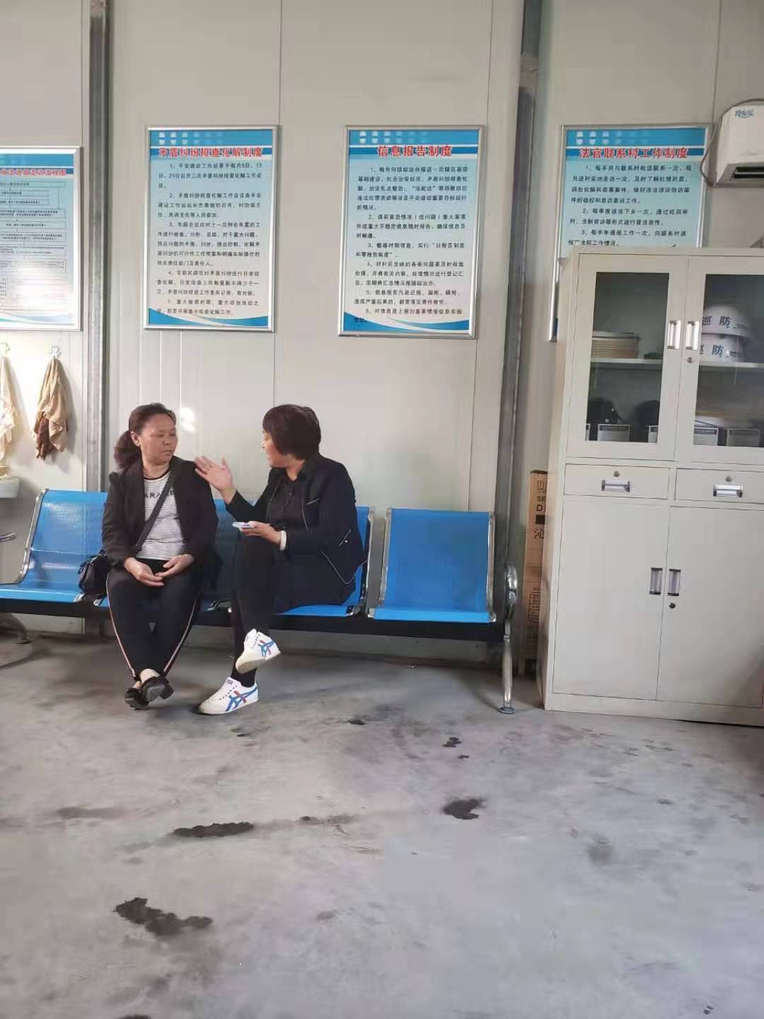 2019年6月   在巩义市人民法院   康素若代表协调李芬莲上访案1.jpg