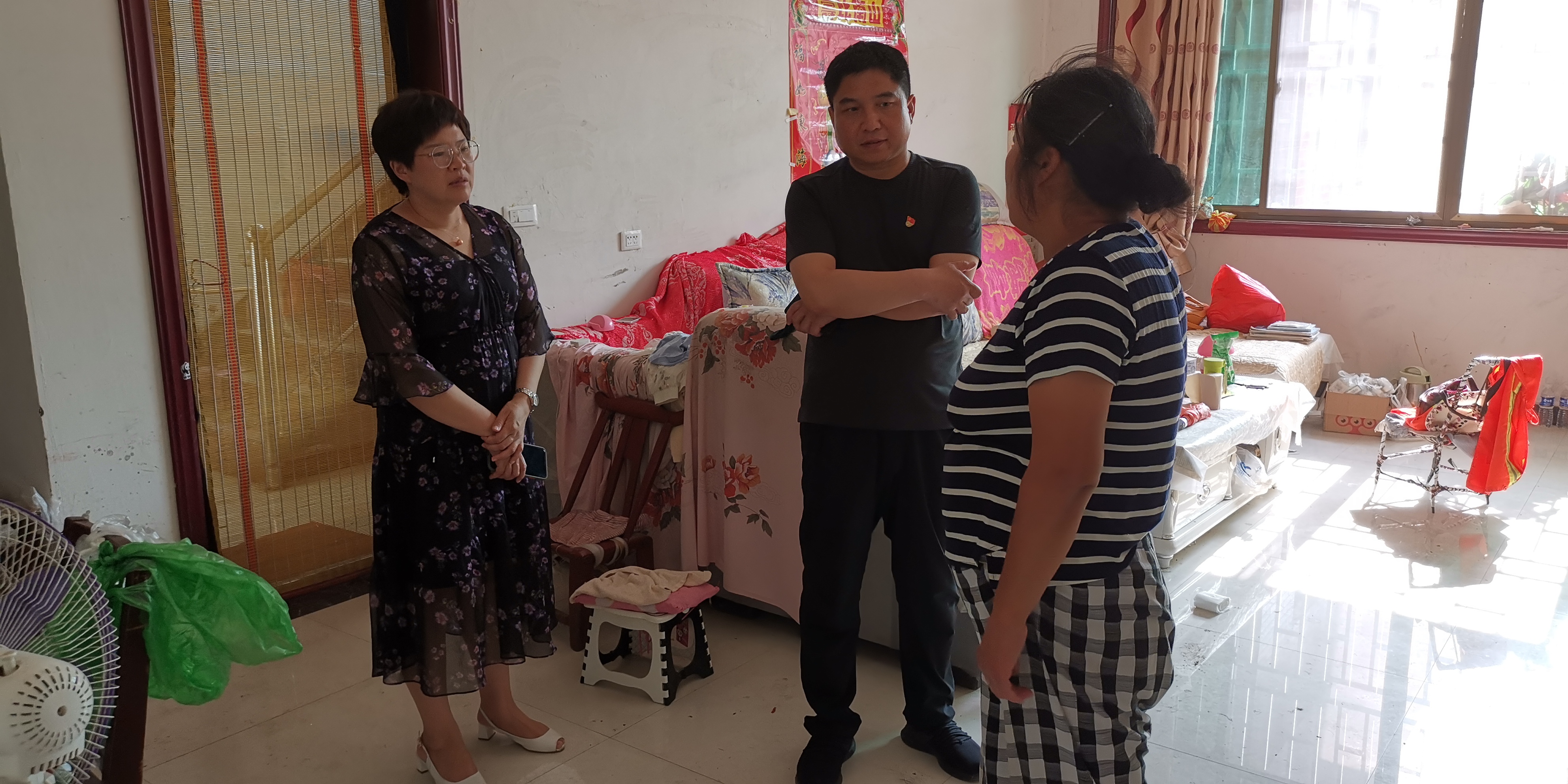 2019年7月18日，吴建峰代表看望北湾村贫困户张利霞.jpg