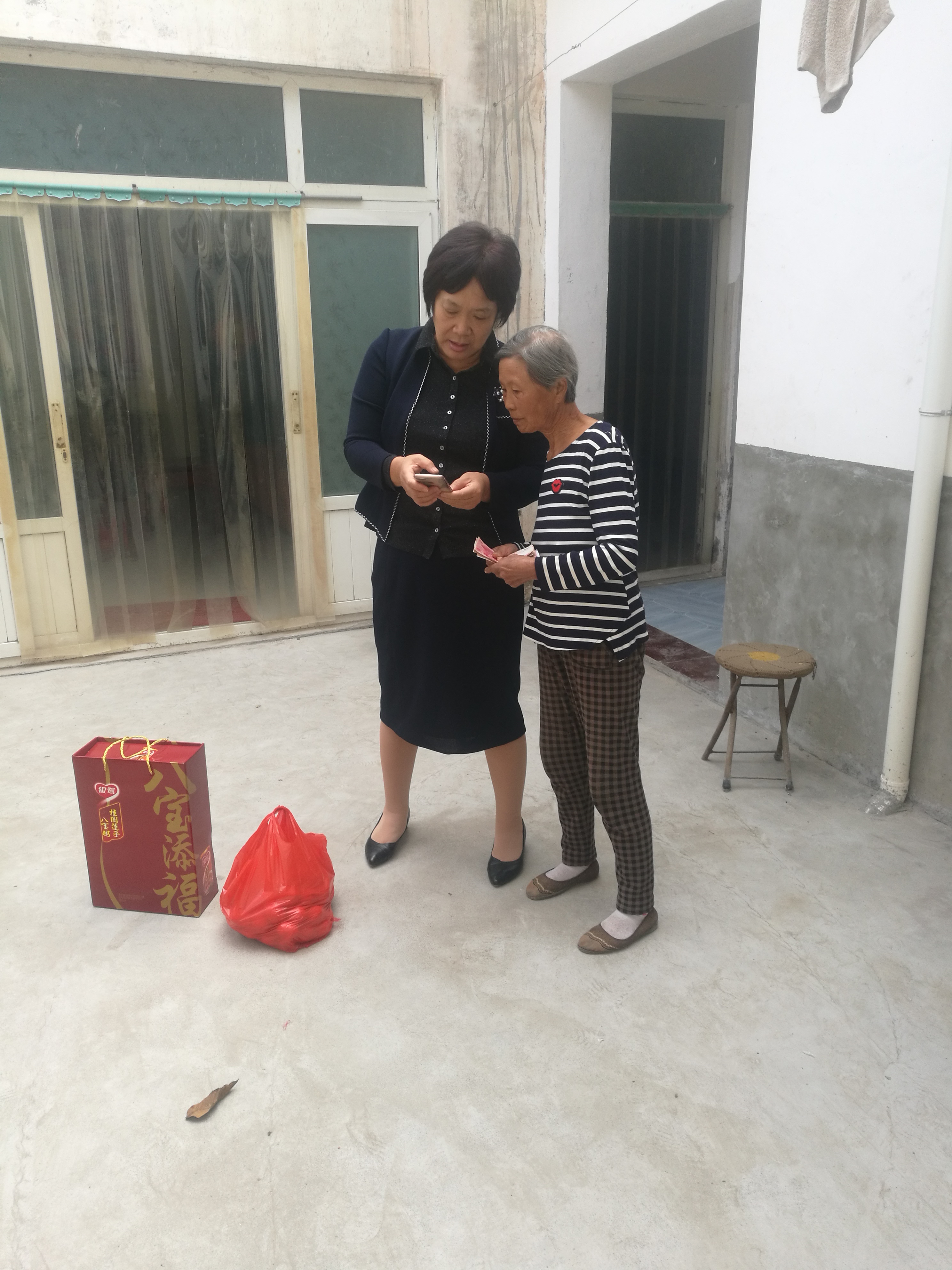 2018年9月中秋节   康素若代表给贫困户苏耐云送去慰问金慰问品.jpg