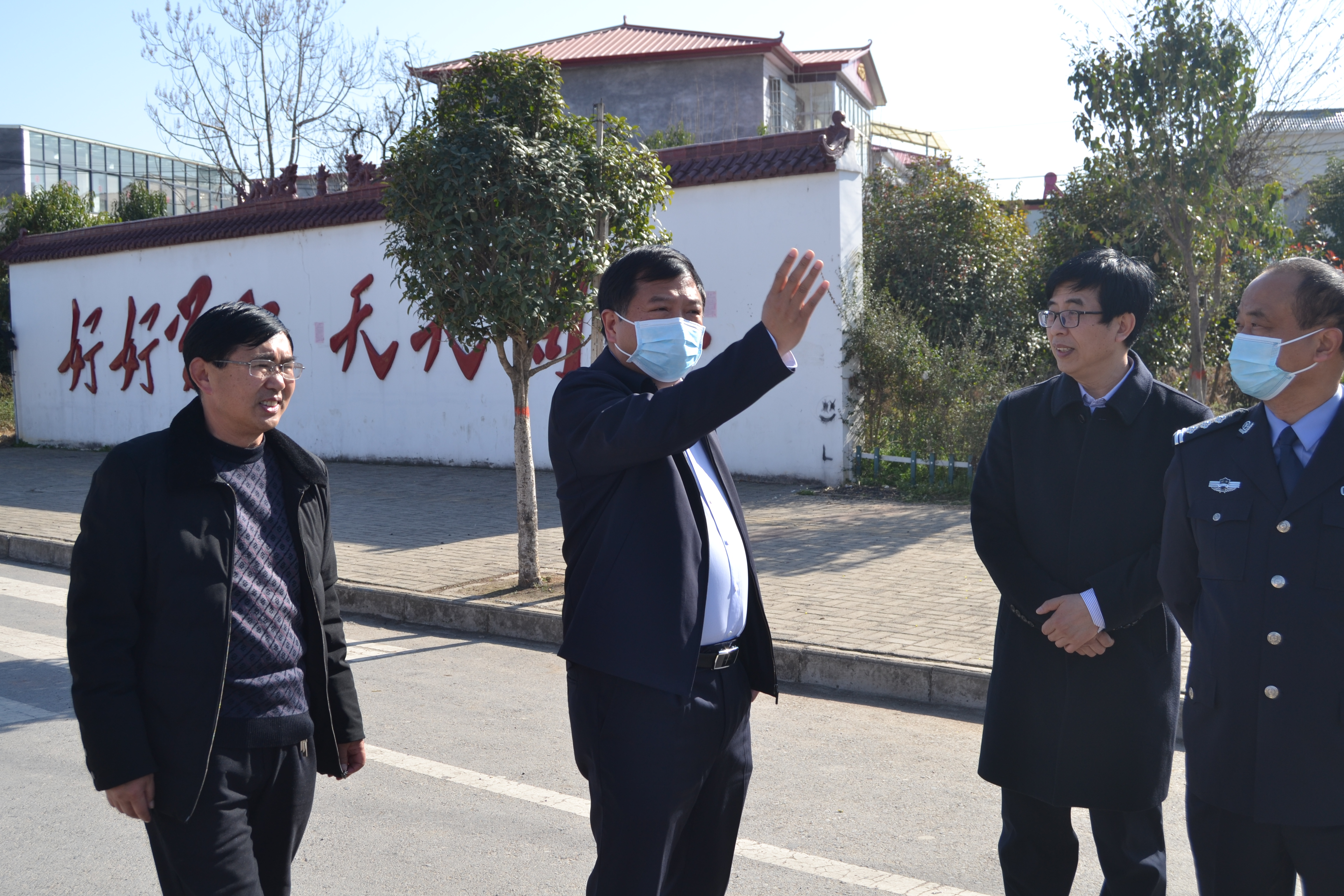 图为刘军民在三中实地调研.jpg