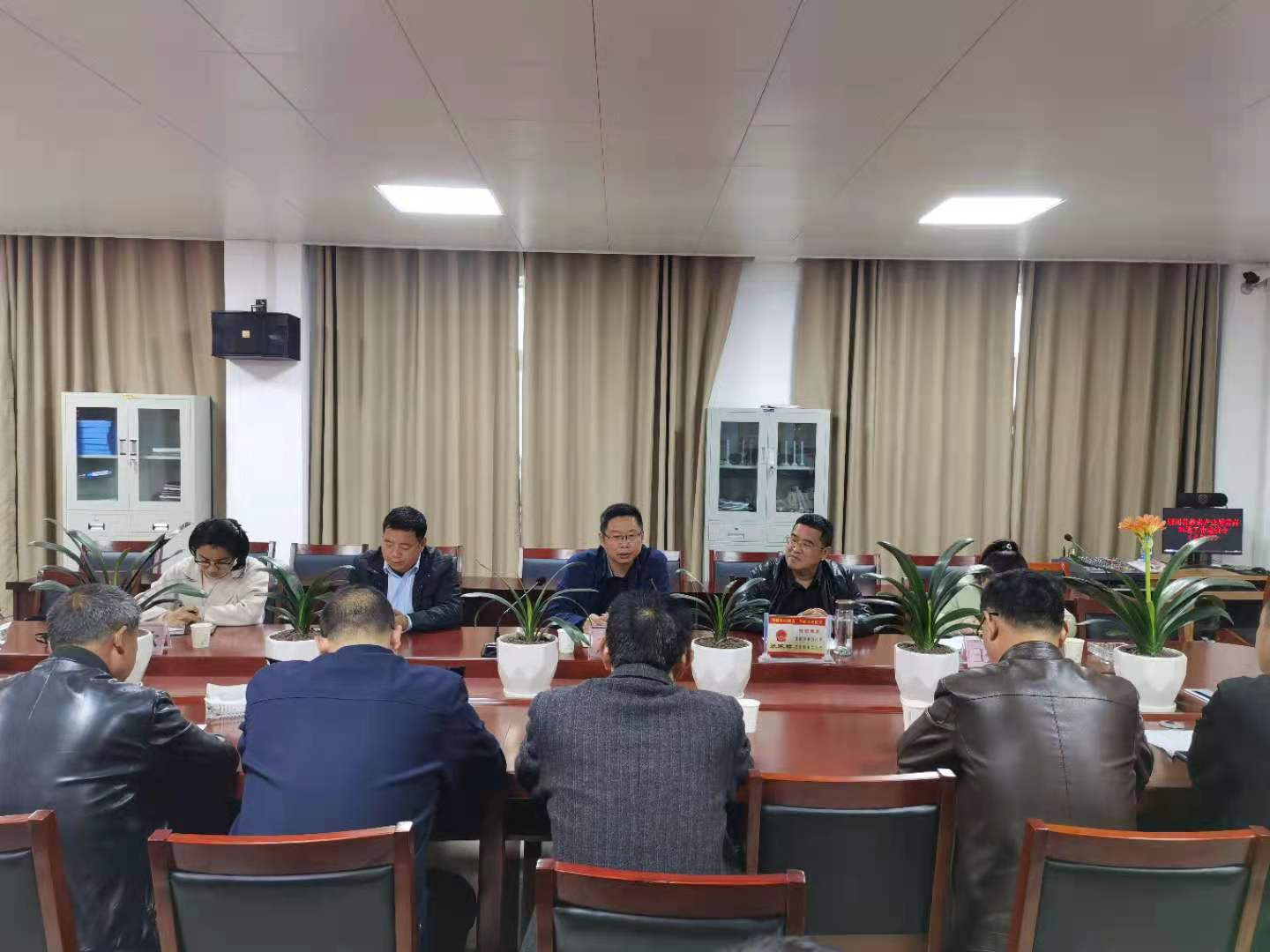 座谈会领导正面照.jpg