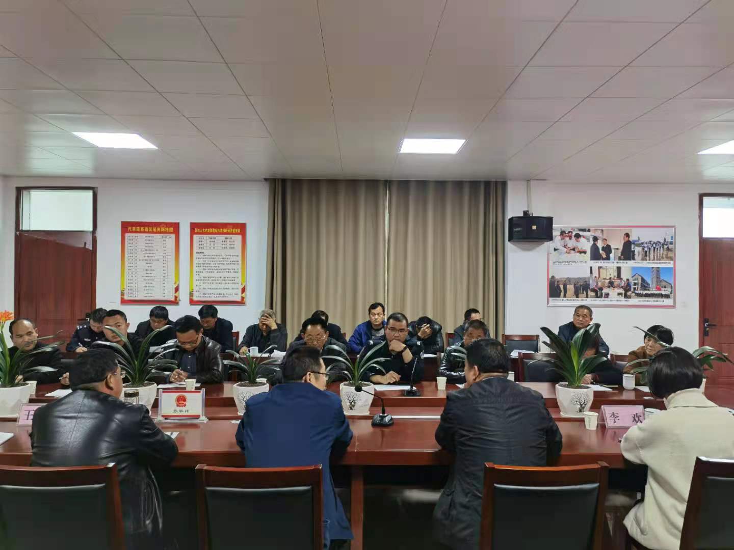 参会人员正面照.jpg