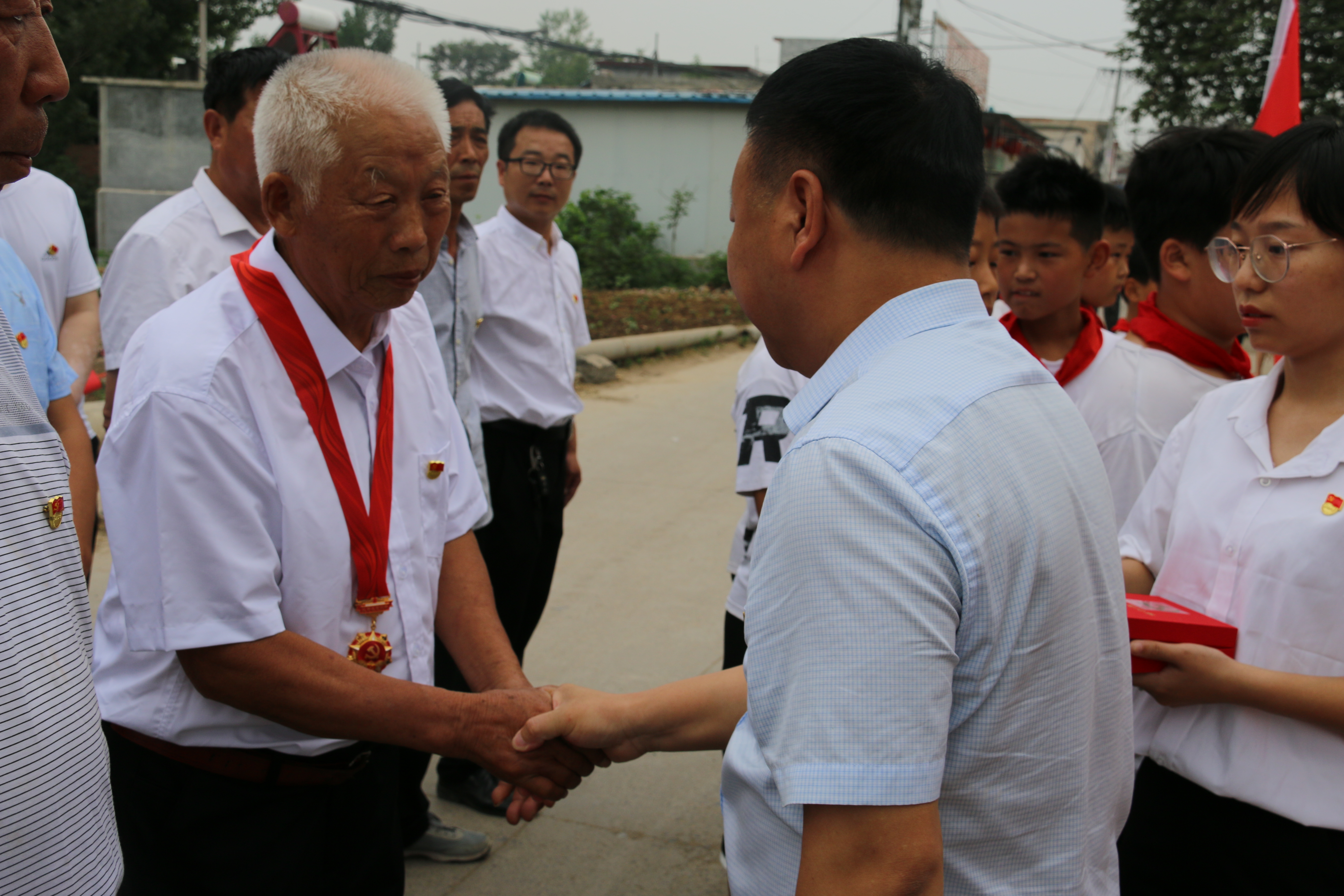 浚县王庄镇举行"祭先烈,忆历史,感党恩,庆百年"纪念章颁发启动仪式