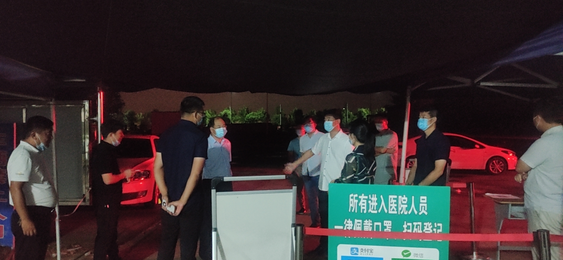 领导班子加班开展疫苗接种工作.jpg