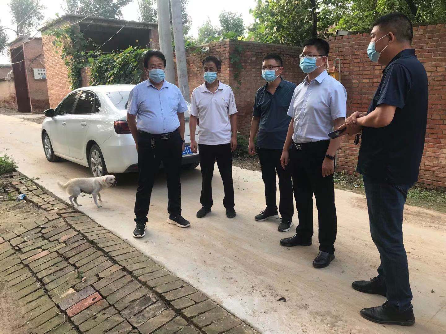 d7fa2王镇长到高庄村查看隔离户隔离情况。2a42b4a0a1c600efabd573ae3a.jpg