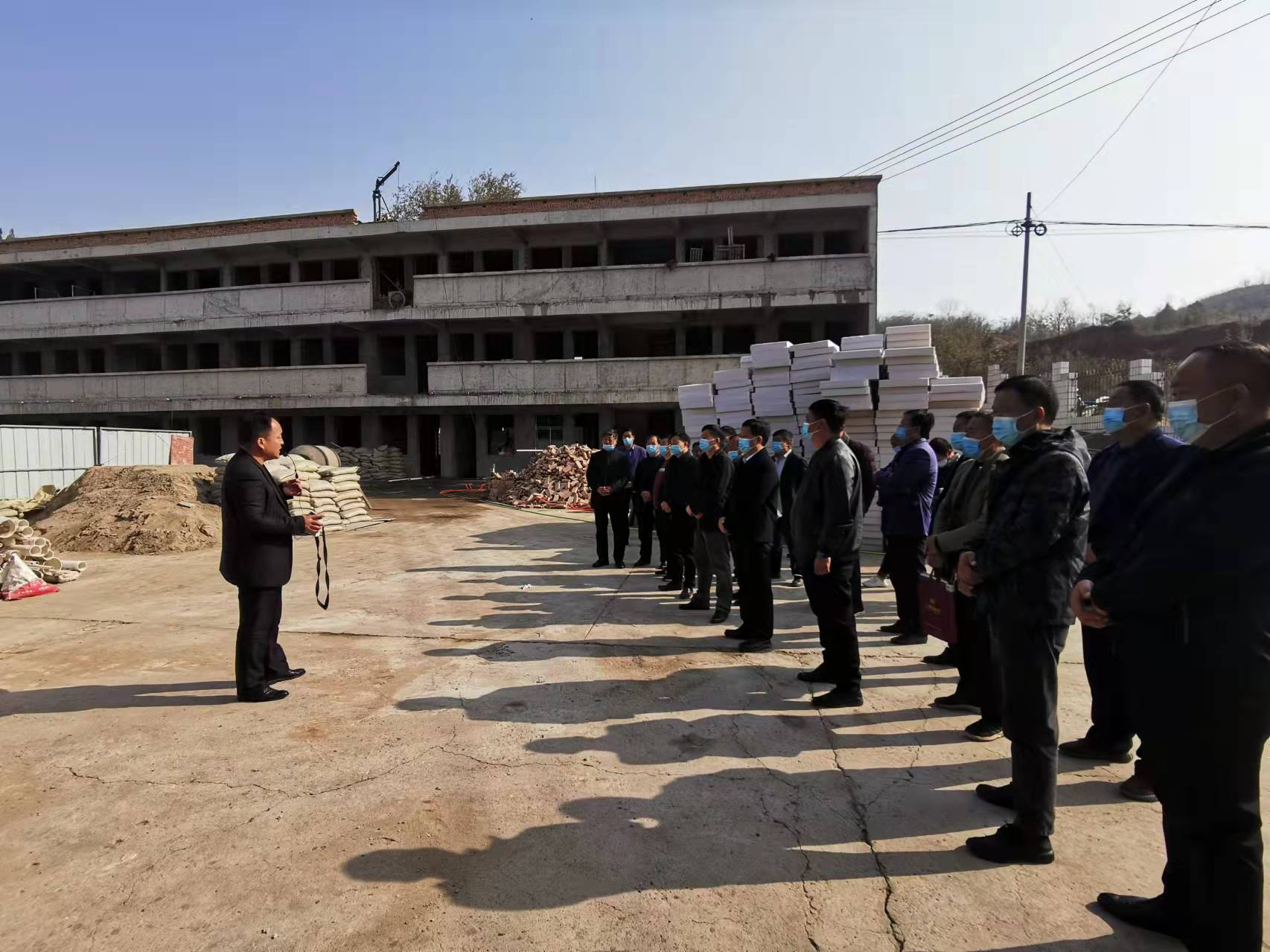 视察教师周转房.jpg