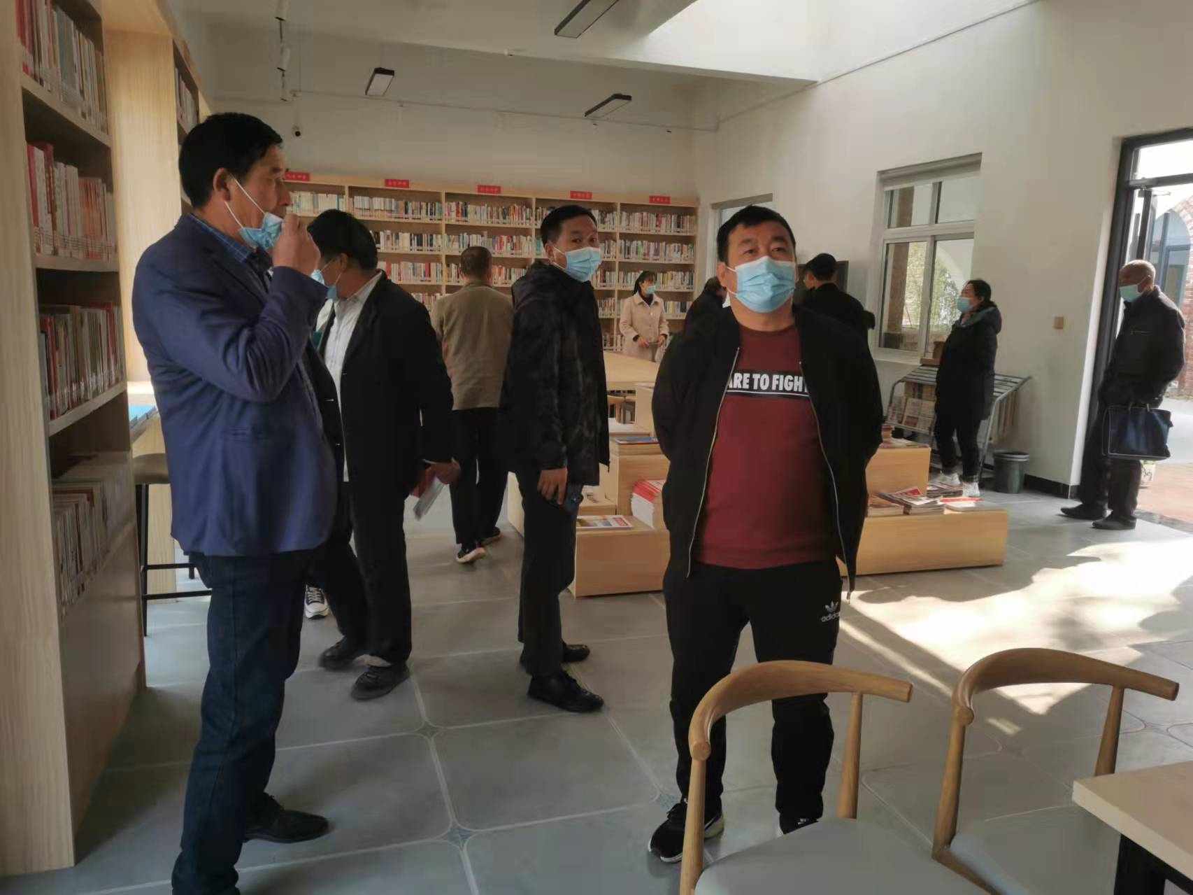参观图书室.jpg