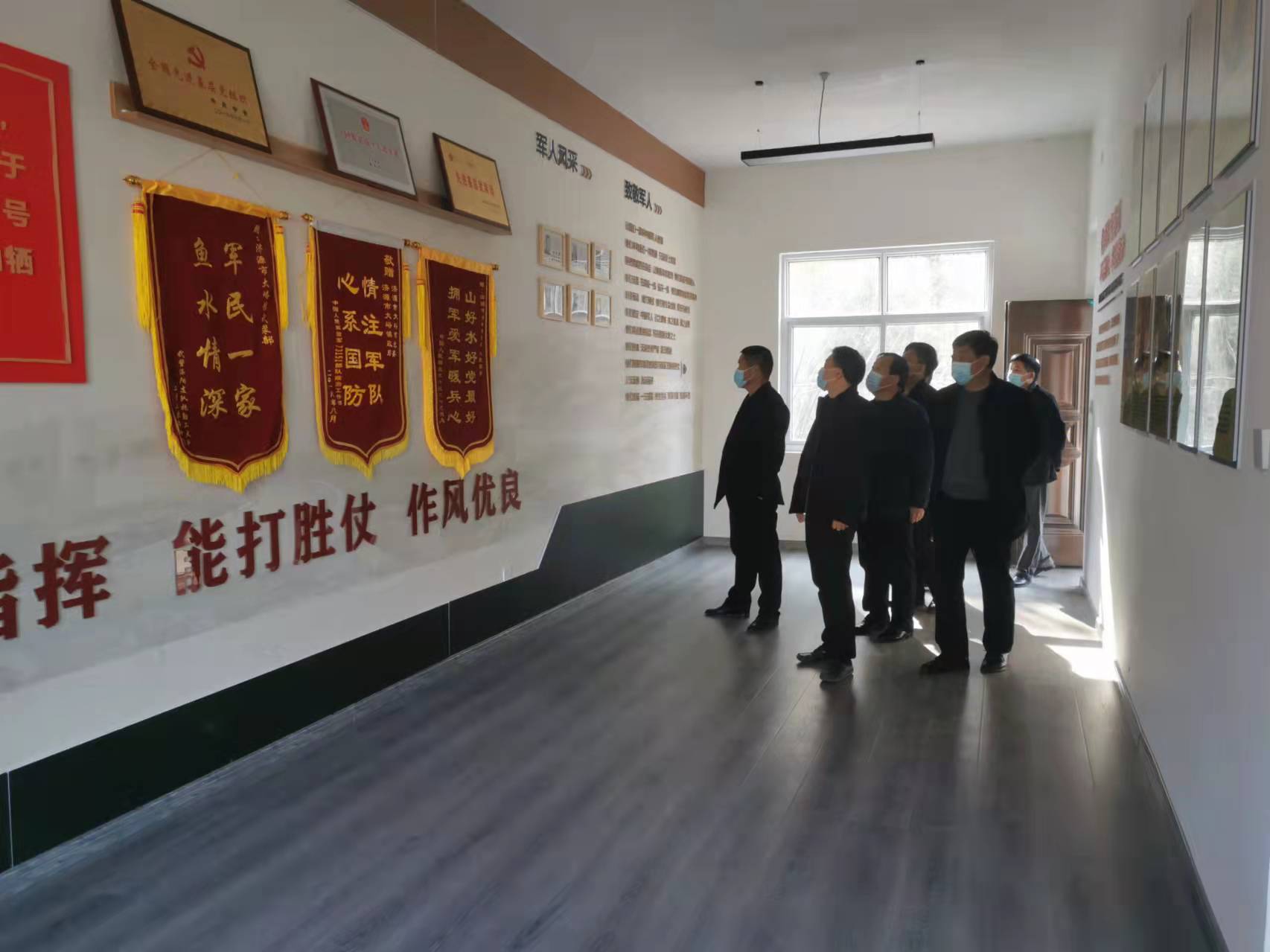 参观武装部.jpg
