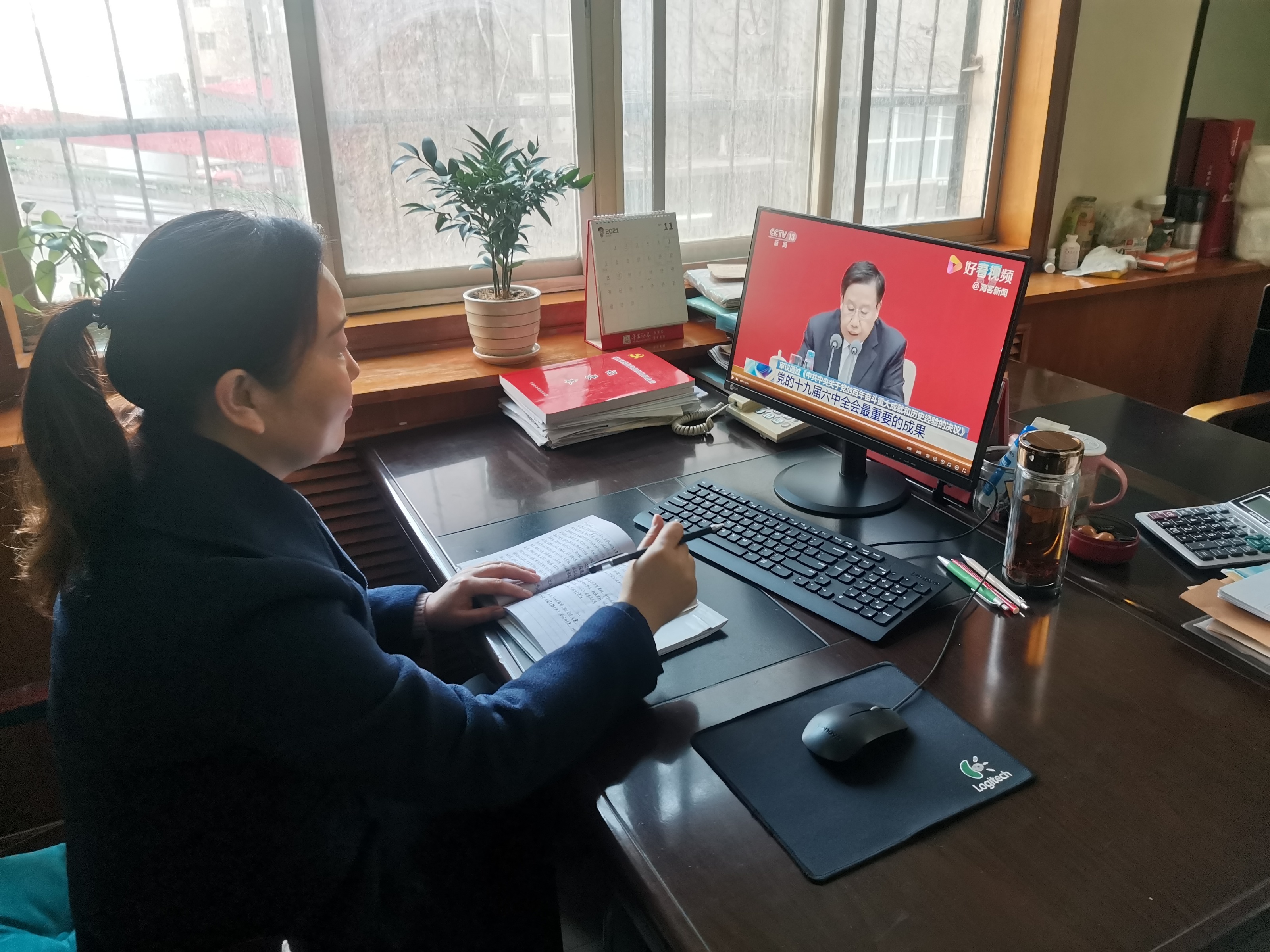 海碧饮品有限公司梅朝霞代表自行学习十九届六中全会精神并抄写笔记.jpg