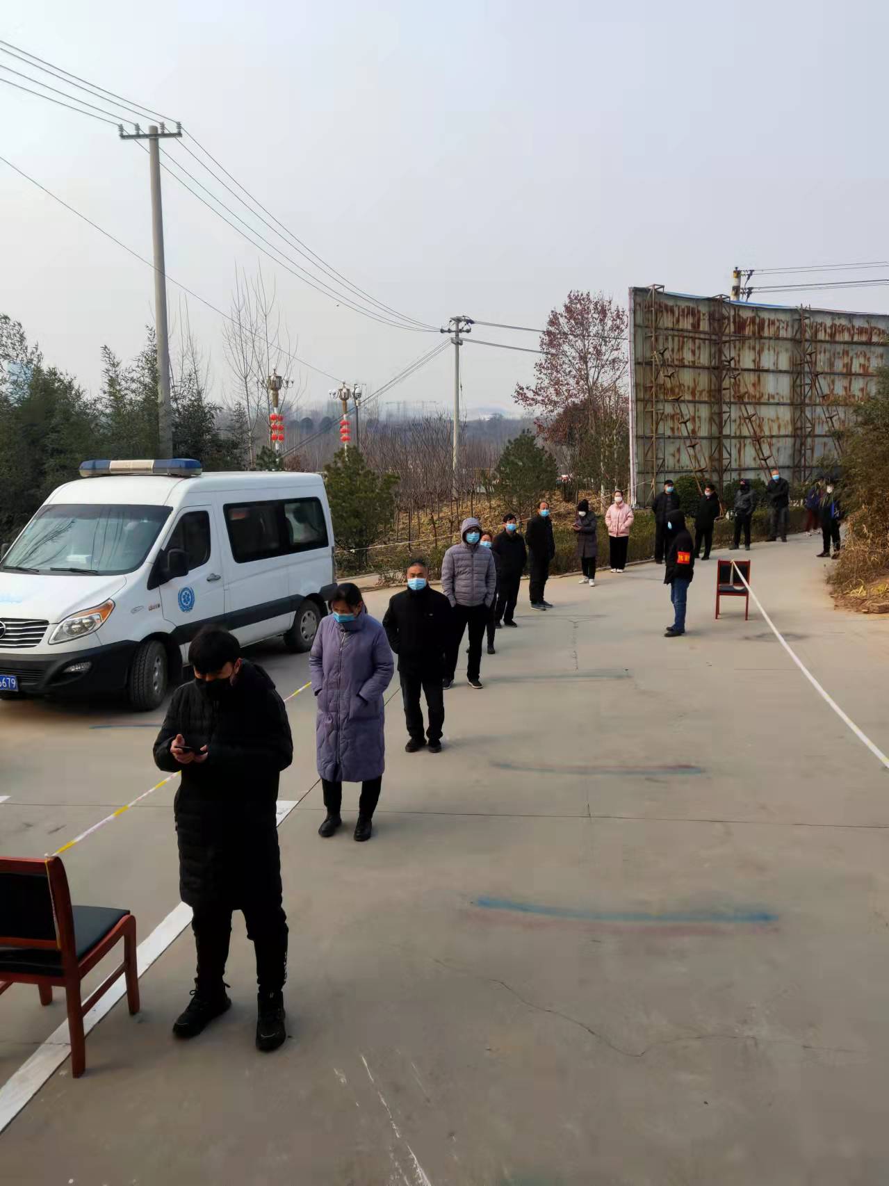 寺湾社区疫情防控间隔3米排队进行核酸检测.jpg
