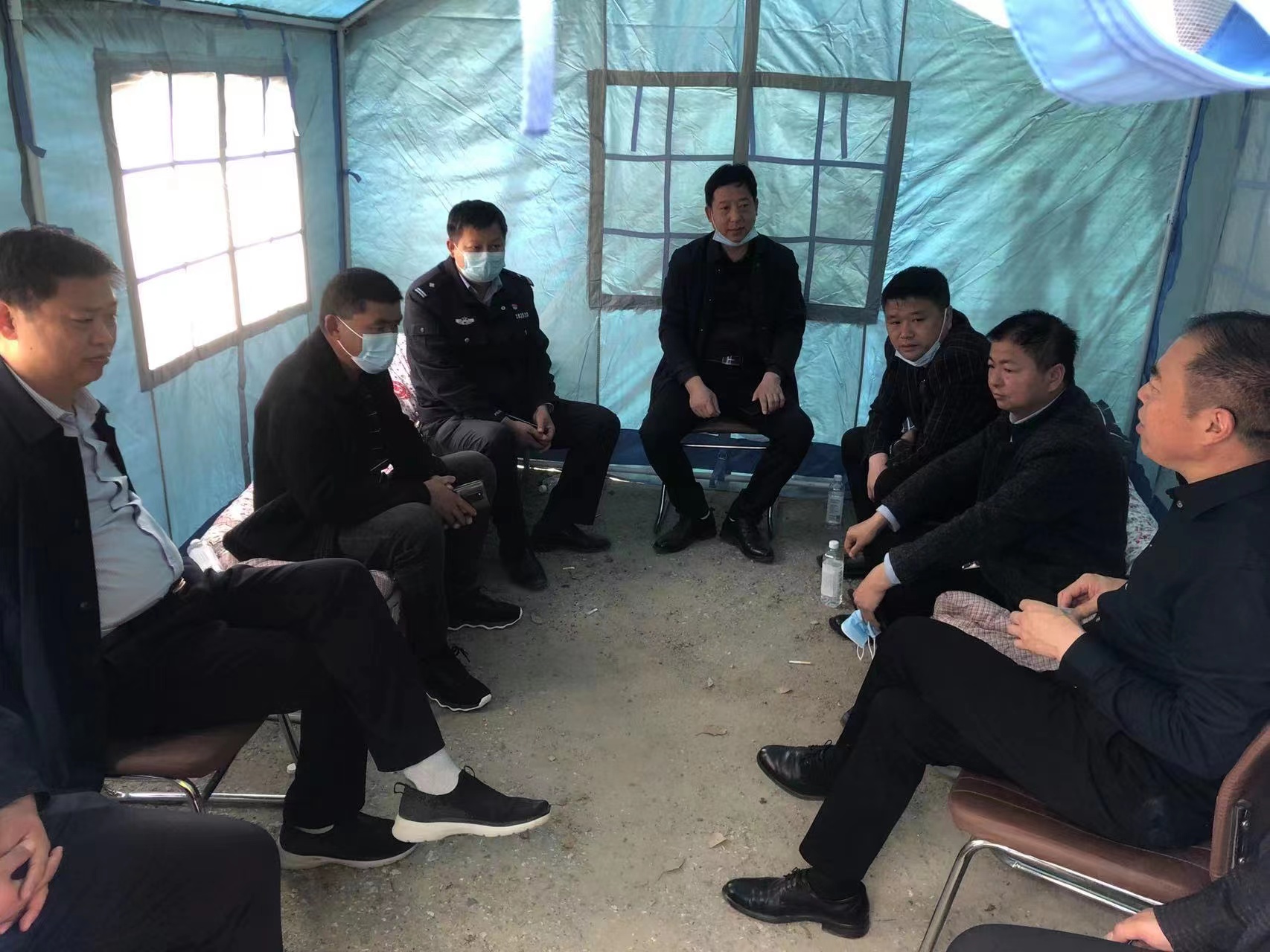 县人大代表在毕店镇312国道卡点检查疫情防控工作.jpg