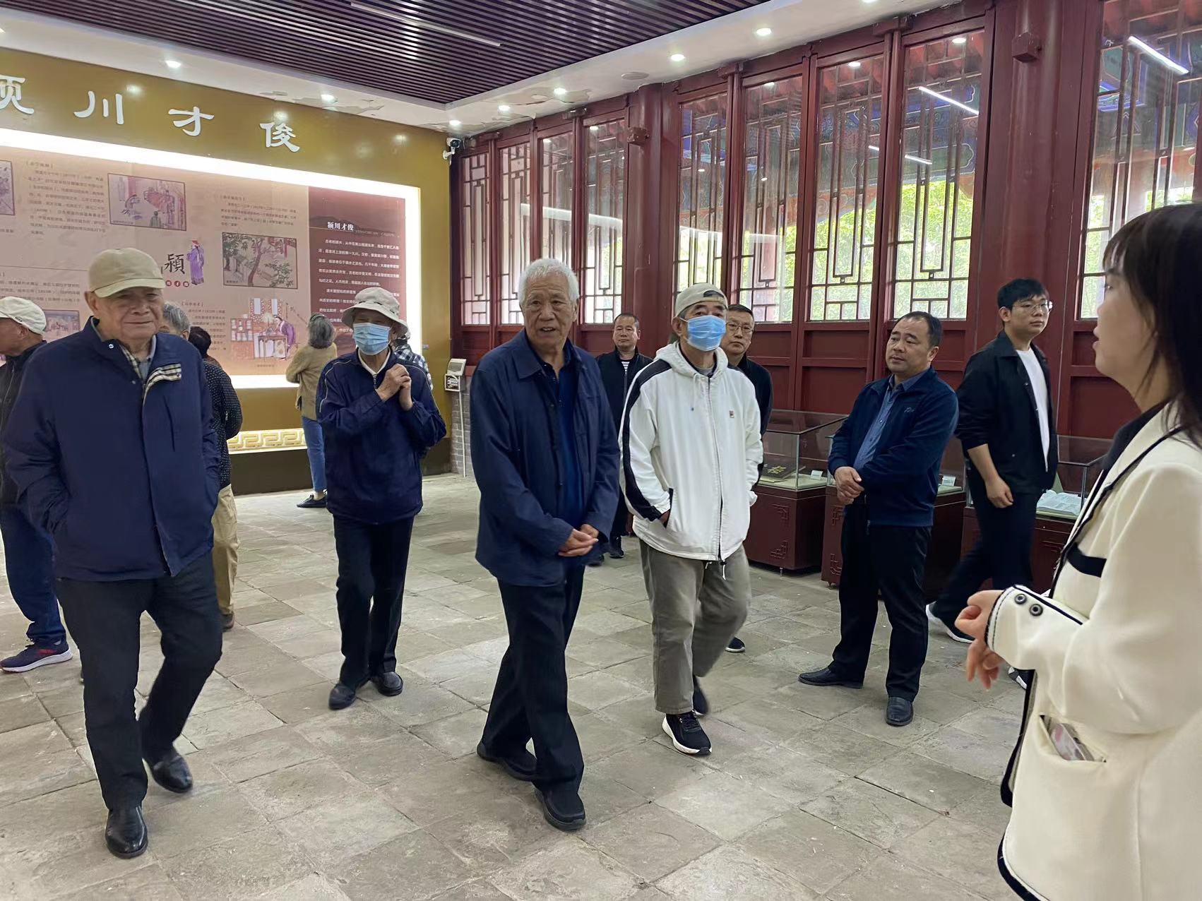 市人大参观台陈.jpg
