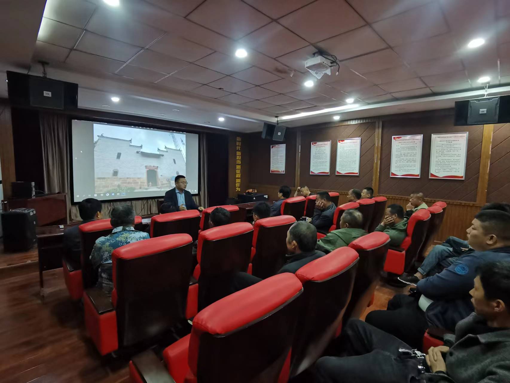 古宋街道组织宋小庙村民召开城中村改造动员会.jpg