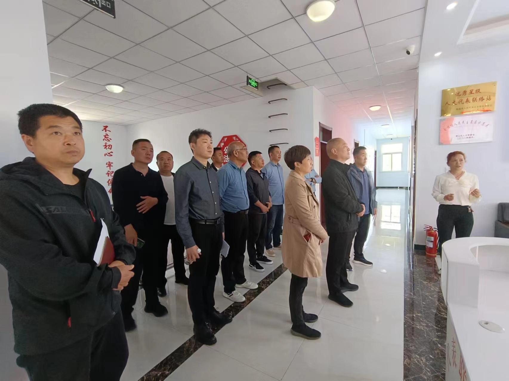 4.174月17日上午，区人大常委会主任辛守勇、区人大常委会副主任刘宏伟、秦新娥、区人大常委会办公室主任杨慧斌、区人大常委会选工委主任韩秋景及各乡镇街道相关领导，到中山路街道人大代表联络站观摩指导工作，中山路街道党工委副书记、人大工委主任朱晓华陪同。.jpg